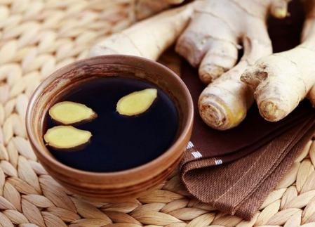 晚上喝姜茶等于喝砒霜吗,为什么说晚上吃姜等于吃砒霜
