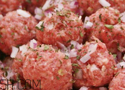 一斤猪肉馅放多少水,多少盐,猪肉馅一斤肉放多少水