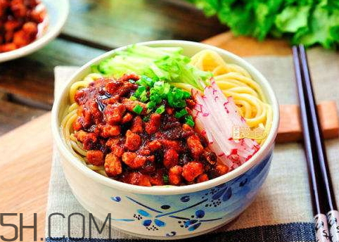 一碗炸酱面的热量是多少大卡,一碗炸酱面的热量是多少千卡