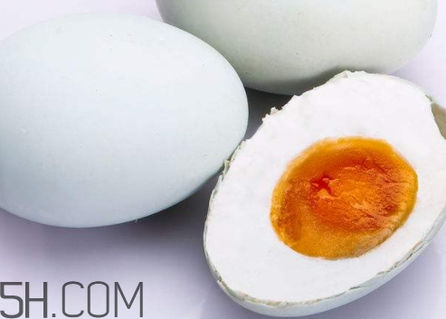 咸鸡蛋发霉了还能吃吗,咸蛋发霉了可以吃吗