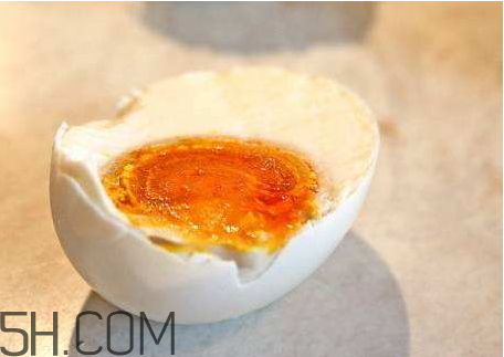 咸鸡蛋蛋黄黑了还能吃吗,咸鸡蛋黄黑了还能吃吗