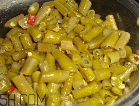 腌制的酸豆角发霉了还能吃吗,豆角有点发霉能吃吗