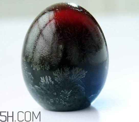 松花蛋为什么有松花是怎么制作的?,松花蛋为什么有松花样的花纹,还能食用吗