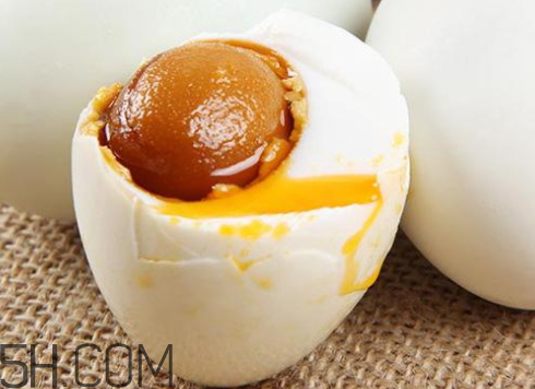 鸡蛋黄变绿,鸡蛋蛋黄变绿怎么回事