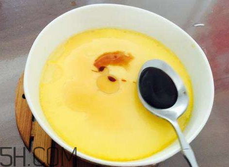 蒸鸡蛋为什么会变绿色和黑色,蒸鸡蛋为什么会变绿色