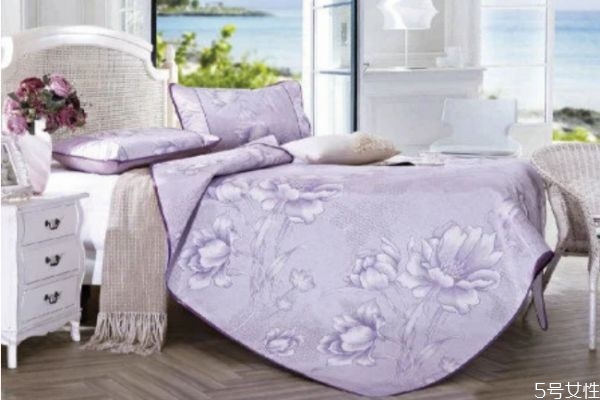 冰丝凉席可以机洗吗(冰丝凉席可以机洗吗?冰丝凉席怎么清洗保养?)