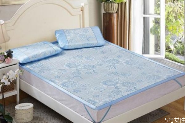 冰丝凉席能用洗衣机洗吗(冰丝凉席能用洗衣机洗吗?)