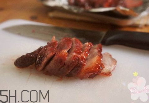 为什么叉烧是红的,叉烧肉为什么是红色的