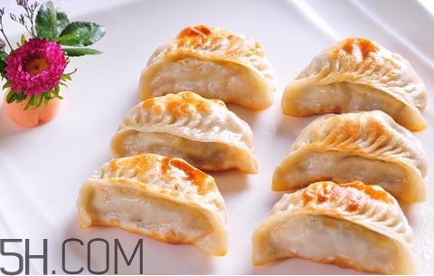 煎饺是先蒸熟再煎吗,煎饺要先把饺子蒸熟吗