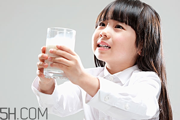 睡前喝热牛奶还是冷牛奶好一点,睡前喝热牛奶还是冷牛奶更好