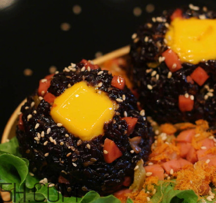 蛋黄饭团的做法,流心蛋包饭的制作方法