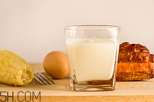 吃饭前喝酸奶还是饭后喝酸奶,饭前喝酸奶还是饭后喝