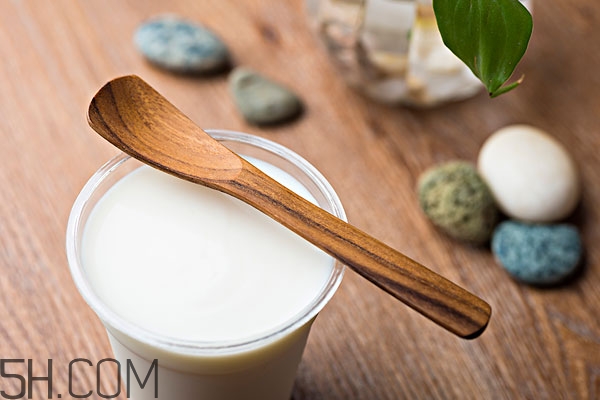 睡前可以喝酸奶吗?,晚上睡觉前喝酸奶好还是纯牛奶好