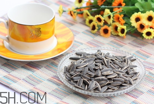 葵花籽不能和什么一起吃吗,葵花籽不能和哪些食物一起吃 葵花籽不能和什么一起吃吗,葵花籽不能和哪些食物一起吃