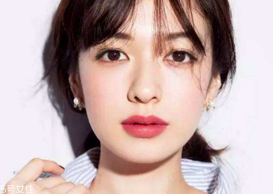 冬天适合什么颜色的口红,秋冬口红颜色推荐 冬天适合什么颜色的口红,秋冬口红颜色推荐