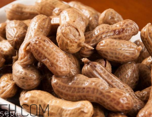 水煮花生为什么会变黑,花生煮出来发黑是什么原因