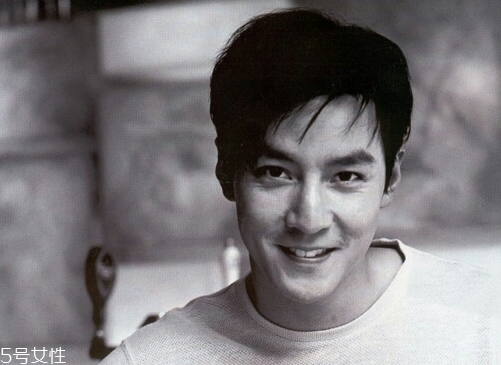 男士香水怎么喷才是正确的,什么男士香水好闻又持久 男士香水怎么喷才是正确的,什么男士香水好闻又持久