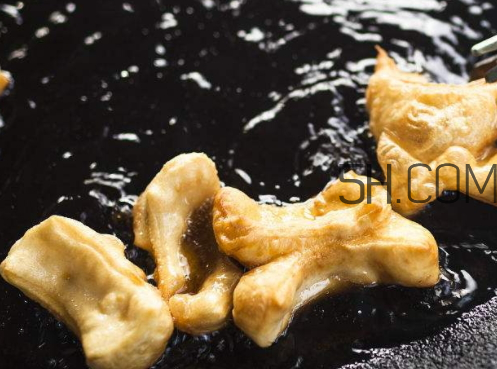 炸油条的油怎么变干净,炸完油条的油应该怎么处理