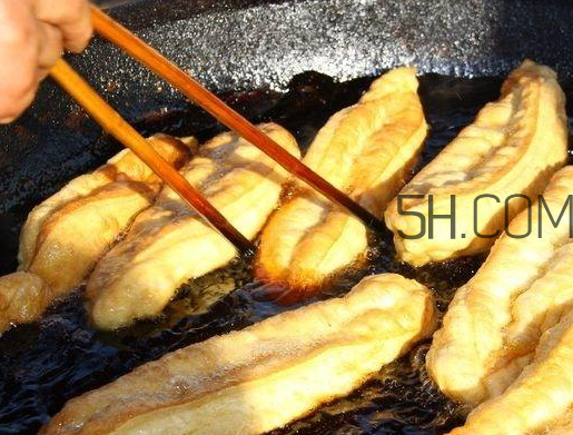 油条怎么炸才好吃,炸油条都放什么材料