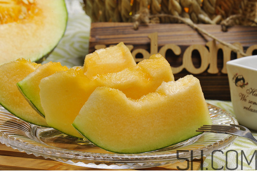 空腹吃哈密瓜好吗,空腹吃哈密瓜好吗早上