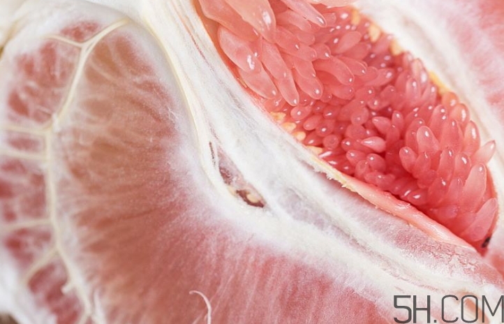 为什么有些柚子的皮是红色的,柚子皮是红的有问题吗 为什么有些柚子的皮是红色的,柚子皮是红的有问题吗