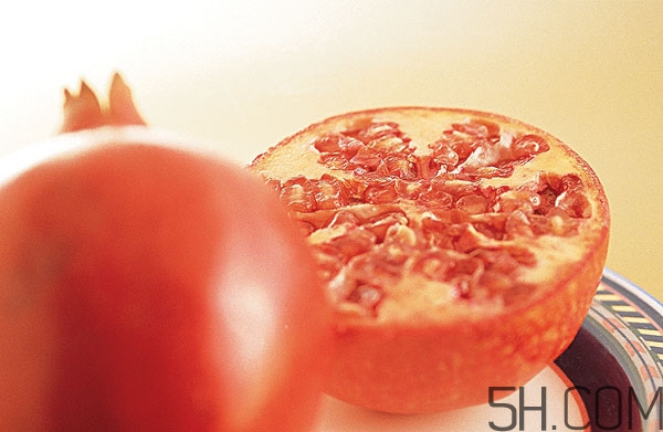 石榴皮泡水洗头能治白头发吗,石榴水洗头发能治白头发么