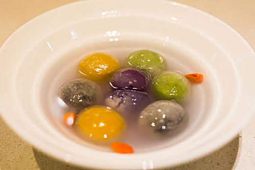 冻了的汤圆冷水煮还是热水,冷冻的汤圆用什么水煮