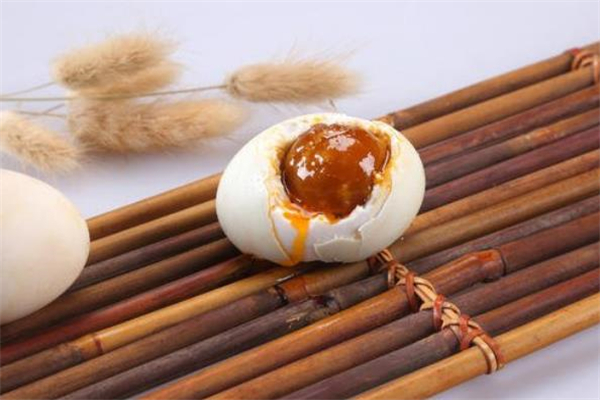 咸鸭蛋里的油是怎么来的,咸鸭蛋里面的油是什么成分 咸鸭蛋里的油是怎么来的,咸鸭蛋里面的油是什么成分