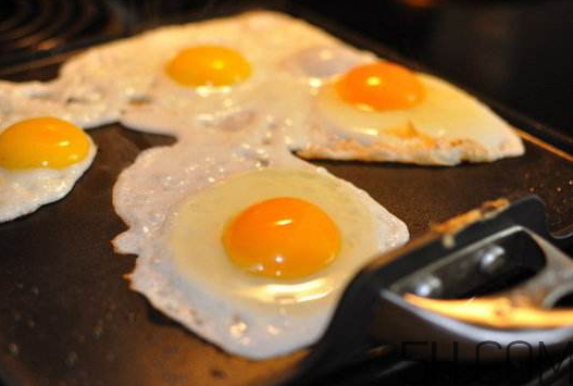 荷包蛋是煮的还是煎的?,荷包蛋到底是煎的还是煮的