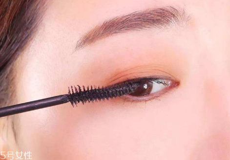 先用睫毛膏还是睫毛夹,睫毛应该先夹还是先用睫毛膏