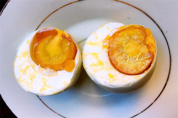 放了一年的咸鸭蛋还能吃吗,咸鸭蛋放多久就不能吃了