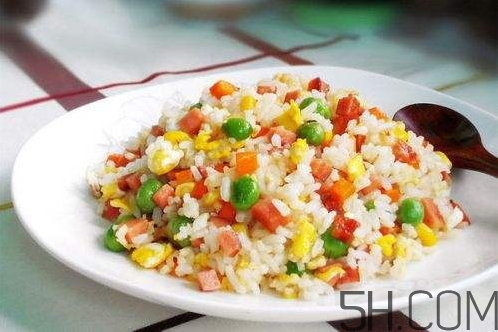 蛋炒饭为什么要用隔夜饭炒?,蛋炒饭为什么要用隔夜饭做