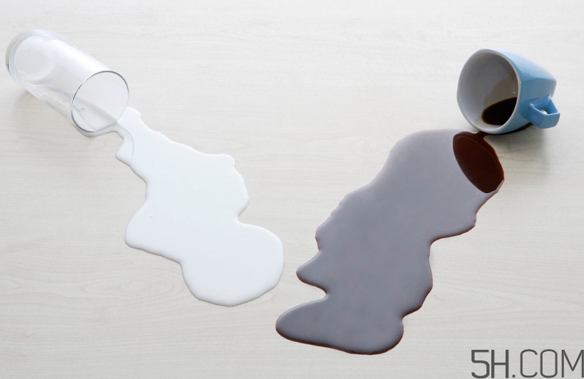 纯牛奶和奶粉哪个有营养哪个更好,奶粉好还是纯牛奶营养好