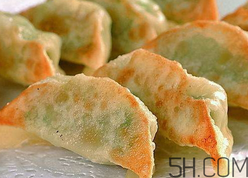 煎饺要先蒸了再煎吗,做煎饺是不是要先蒸熟了再煎