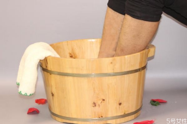 泡脚最适合的温度是多少(泡脚最适合的温度是多少度)