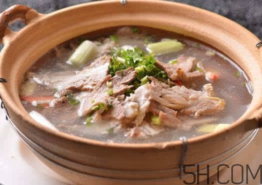 煲牛骨汤放什么药材好,牛骨头汤要放哪些食材 煲牛骨汤放什么药材好,牛骨头汤要放哪些食材