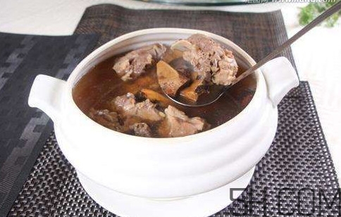 牛骨头汤是补钙的吗,牛骨头汤是不是真的能补钙?