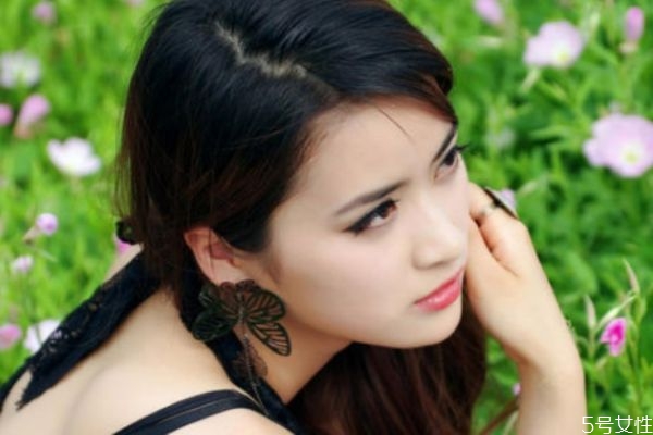 白癞风的症状(初期白癞风能治吗)