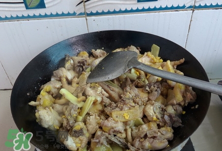 板栗鸡汤要煲多久,板栗炖鸡汤需要炖多久