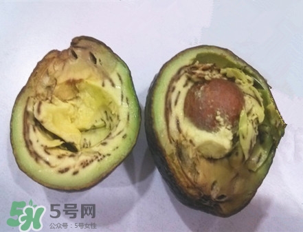牛油果切开黑色还可以吃吗,切开牛油果怎么可以不变黑