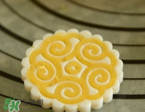 月饼皮可以加水吗?,月饼皮太干可以加水吗