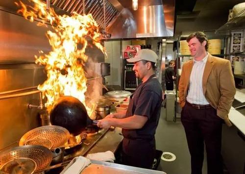 炒菜时锅里起火了怎么办(炒菜时锅里起火了怎么办简笔画)