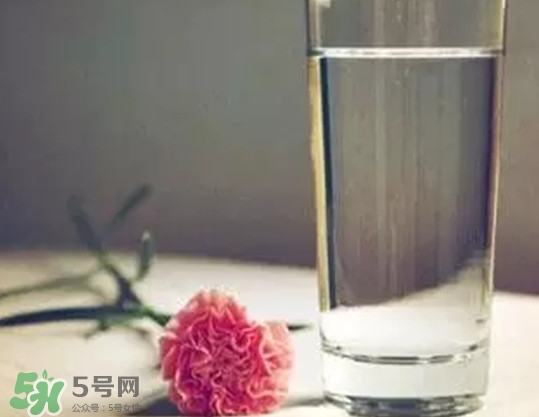 矿泉水有微塑料吗,塑料饮料瓶装热水有毒吗?