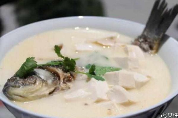 鲫鱼汤多久可以熬好(鲫鱼汤一般熬多久就可以了)