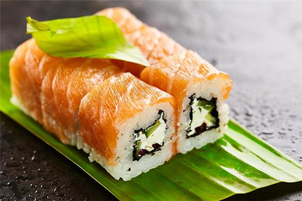 隔夜米饭能做寿司吗,寿司米饭可以用隔夜饭吗