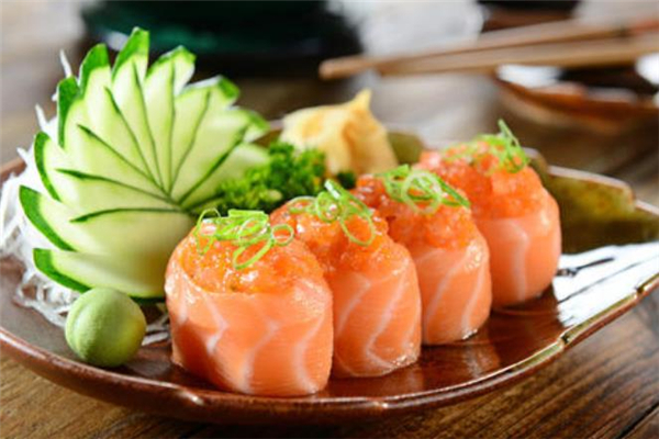 寿司是不是容易长胖,晚上吃寿司饭团会胖吗