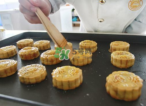 月饼刷全蛋液还是蛋黄液,月饼的蛋黄要不要先烤熟