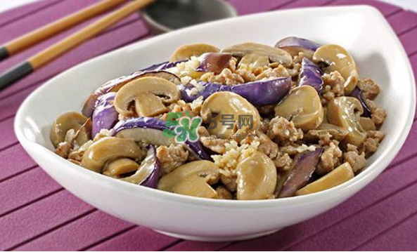 蘑菇不能和茄子一起吃吗会中毒吗,蘑菇不能和茄子一起吃吗?