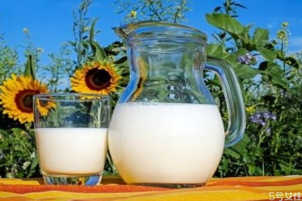 什么时候喝牛奶最好(什么时候喝牛奶最好容易长高)