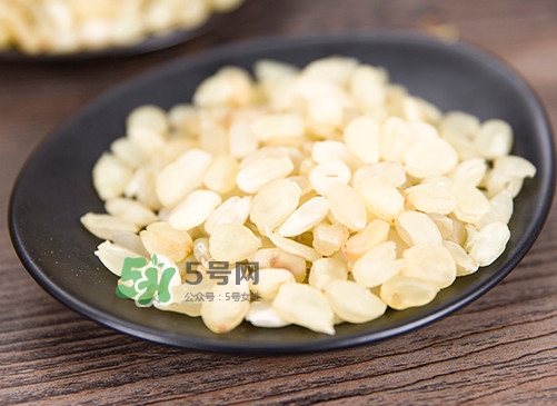 皂角米可以用开水泡吗,皂角米泡的水要不要